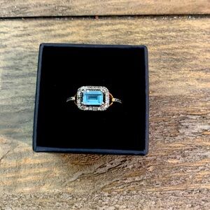 Size 8 sterling silver & gold ring with aquamarine and cz detail
